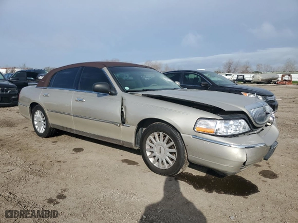 2005 Lincoln Town Car Signature with VIN 1LNHM81W75Y627582, listed as a Copart auction lot 46041585 with 177,515 mi miles and Salvage Title. Bid and sale history available at carsss.com. Image 4.