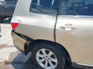 2011 Toyota Highlander z VIN 5TDBK3EH2BS042799, wystawiony jako IAAI lot #39900598 z przebiegiem 232 331 mil mil oraz . Historia ofert i sprzedaży dostępna na DreamBid. Obrazek 22.