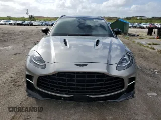 2023 Aston Martin DBX 707 z VIN SD7VUJBW0PTV08298, wystawiony jako Copart lot #77753224 z przebiegiem 3587 mil mil oraz Szkody całkowita. Historia ofert i sprzedaży dostępna na DreamBid. Obrazek 5.