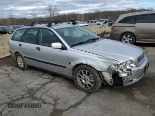 2001 Volvo V40 z VIN YV1VW29581F738166, wystawiony jako Copart lot #86166264 z przebiegiem 83 518 mil mil oraz Tytuł czysty. Historia ofert i sprzedaży dostępna na DreamBid. Obrazek 4.