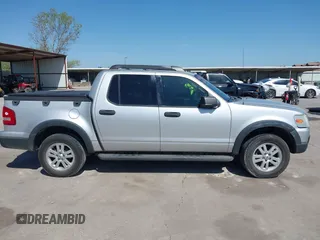 2010 Ford Explorer Sport Trac XLT z VIN 1FMEU3BE2AUA00236, wystawiony jako IAAI lot #41981531 z przebiegiem 101 993 mil mil oraz . Historia ofert i sprzedaży dostępna na DreamBid. Obrazek 14.
