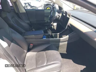 2020 Tesla Model 3 Long Range z VIN 5YJ3E1EB3LF621348, wystawiony jako IAAI lot #42121895 z przebiegiem Nie podano mil oraz . Historia ofert i sprzedaży dostępna na DreamBid. Obrazek 5.