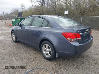 2014 Chevrolet Cruze 1LT z VIN 1G1PC5SB0E7213216, wystawiony jako IAAI lot #41955710 z przebiegiem 147 003 mil mil oraz . Historia ofert i sprzedaży dostępna na DreamBid. Obrazek 3.