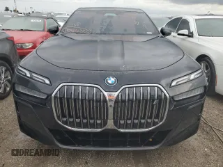 2024 BMW i7 xDrive60 z VIN WBY53EJ0XRCP79376, wystawiony jako Copart lot #74859304 z przebiegiem 12 526 mil mil oraz Nie do naprawy. Historia ofert i sprzedaży dostępna na DreamBid. Obrazek 5.