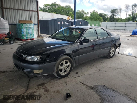 1998 Lexus ES 300 z VIN JT8BF28G7W5048920, wystawiony jako Copart lot #56391015 z przebiegiem 234 109 mil mil oraz Nie do naprawy • Non repairable. Historia ofert i sprzedaży dostępna na DreamBid. Obrazek 1.