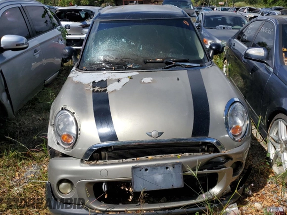 2011 MINI Clubman z VIN WMWZF3C56BTY00475, wystawiony jako Copart lot #74595784 z przebiegiem Nie podano mil oraz Nie do naprawy • Non repairable. Historia ofert i sprzedaży dostępna na DreamBid. Obrazek 5.