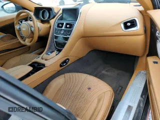 2017 Aston Martin DB11 z VIN SCFRMFAV2HGL00765, wystawiony jako Copart lot #55667215 z przebiegiem Nie podano mil oraz Nie do naprawy. Historia ofert i sprzedaży dostępna na DreamBid. Obrazek 8.