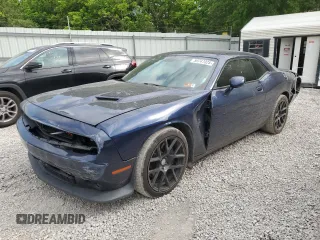 2015 Dodge Challenger R/T Scat Pack z VIN 2C3CDZFJ4FH760849, wystawiony jako Copart lot #59747025 z przebiegiem 156 974 mil mil oraz Szkoda całkowita • Salvage title. Historia ofert i sprzedaży dostępna na DreamBid. Obrazek 1.