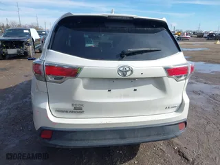2015 Toyota Highlander LE with VIN 5TDBKRFHXFS172501, listed as a IAAI auction lot 41591131 with 108,000 mi miles. Bid and sale history available at carsss.com. Image 16.