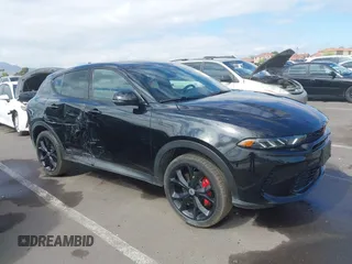 2024 Dodge Hornet GT z VIN ZACNDFAN8R3A14928, wystawiony jako IAAI lot #42387134 z przebiegiem 27 254 mil mil oraz . Historia ofert i sprzedaży dostępna na DreamBid. Obrazek 1.