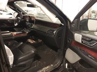 2021 Lincoln Navigator Reserve z VIN 5LMJJ2LT3MEL11572, wystawiony jako IAAI lot #41615607 z przebiegiem 94 792 mil mil oraz . Historia ofert i sprzedaży dostępna na DreamBid. Obrazek 5.