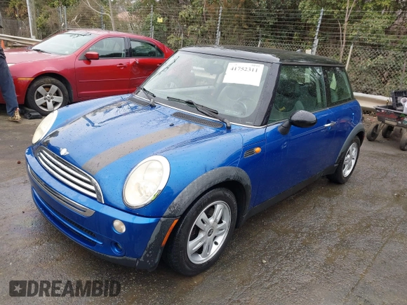2006 MINI Hardtop z VIN WMWRC33566TK66280, wystawiony jako IAAI lot #41752311 z przebiegiem 237 056 mil mil oraz . Historia ofert i sprzedaży dostępna na DreamBid. Obrazek 17.