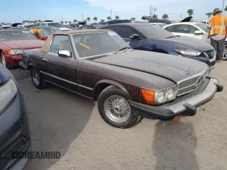 1984 Mercedes-Benz 380 SL z VIN WDBBA45A5EA009369, wystawiony jako Copart lot #74363674 z przebiegiem 79 513 mil mil oraz Szkoda całkowita • Salvage title. Historia ofert i sprzedaży dostępna na DreamBid. Obrazek 4.