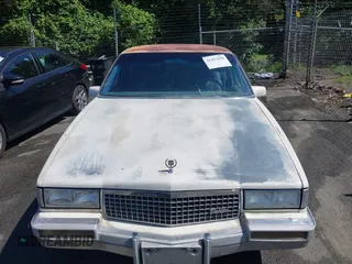 1989 Cadillac DeVille z VIN 1G6CD5159K4342392, wystawiony jako IAAI lot #42451638 z przebiegiem 162 687 mil mil oraz . Historia ofert i sprzedaży dostępna na DreamBid. Obrazek 6.