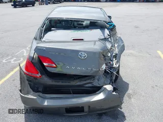 2007 Toyota Avalon XL z VIN 4T1BK36B17U172307, wystawiony jako IAAI lot #42199032 z przebiegiem 169 660 mil mil oraz . Historia ofert i sprzedaży dostępna na DreamBid. Obrazek 16.