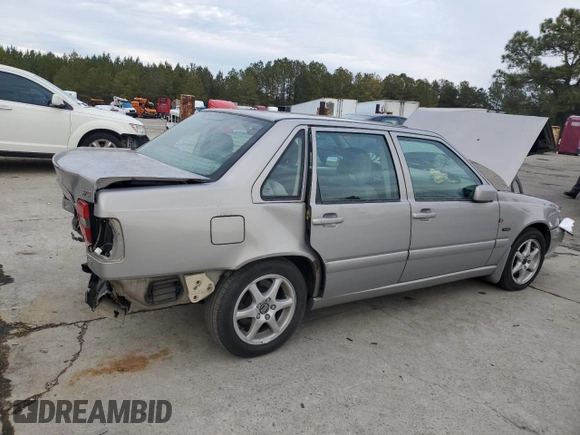 1998 Volvo S70 z VIN YV1LS5676W1522671, wystawiony jako Copart lot #88859815 z przebiegiem 185 585 mil mil oraz Szkody całkowita. Historia ofert i sprzedaży dostępna na DreamBid. Obrazek 3.