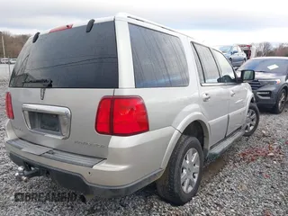 2006 Lincoln Navigator Luxury with VIN 5LMFU27586LJ09074, listed as a IAAI auction lot 41566105 with 266,395 mi miles. Bid and sale history available at carsss.com. Image 4.