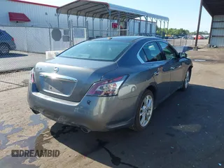 2014 Nissan Maxima S z VIN 1N4AA5AP2EC909623, wystawiony jako IAAI lot #42390407 z przebiegiem 182 610 mil mil oraz . Historia ofert i sprzedaży dostępna na DreamBid. Obrazek 4.