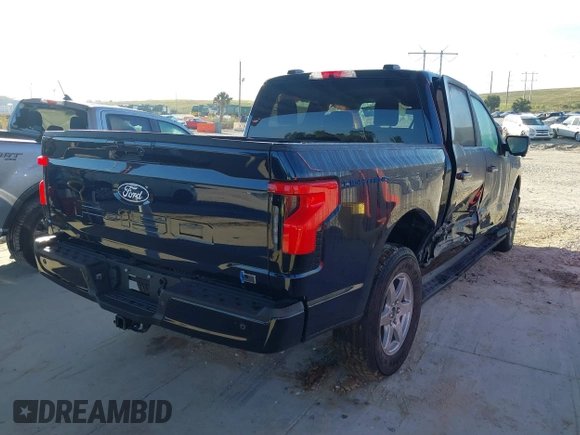 2024 Ford F-150 Lightning z VIN 1FTVW3L72RWG23113, wystawiony jako IAAI lot #41447854 z przebiegiem 1 917 mil mil oraz . Historia ofert i sprzedaży dostępna na DreamBid. Obrazek 4.