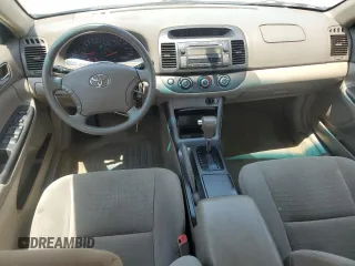 2005 Toyota Camry STD z VIN 4T1BE32K45U024498, wystawiony jako Copart lot #57498975 z przebiegiem 212 549 mil mil oraz Szkoda całkowita • Salvage title. Historia ofert i sprzedaży dostępna na DreamBid. Obrazek 8.