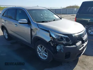 2014 Kia Sorento LX z VIN 5XYKT3A67EG467311, wystawiony jako IAAI lot #42226234 z przebiegiem 220 422 mil mil oraz . Historia ofert i sprzedaży dostępna na DreamBid. Obrazek 1.