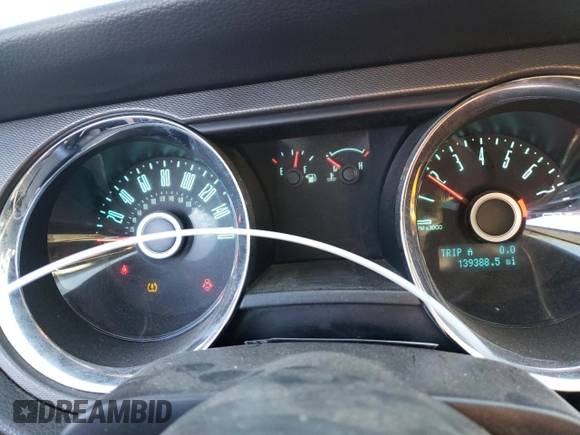 2014 Ford Mustang V6 z VIN 1ZVBP8AM5E5276735, wystawiony jako Copart lot #88933725 z przebiegiem 139 388 mil mil oraz Szkoda całkowita • Salvage title. Historia ofert i sprzedaży dostępna na DreamBid. Obrazek 9.