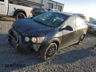 2014 Chevrolet Sonic LS z VIN 1G1JA5SG3E4224476, wystawiony jako Copart lot #49439985 z przebiegiem 125 394 mil mil oraz Szkoda całkowita • Salvage title. Historia ofert i sprzedaży dostępna na DreamBid. Obrazek 1.