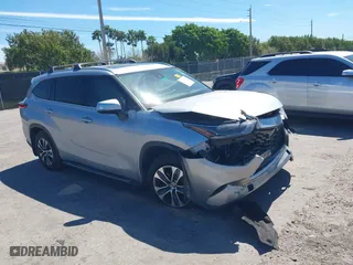 2021 Toyota Highlander XLE with VIN 5TDGZRAHXMS050548, listed as a IAAI auction lot 41751855 with 96,837 mi miles. Bid and sale history available at carsss.com. Image 1.