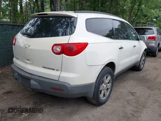 2011 Chevrolet Traverse 1LT z VIN 1GNKRGED3BJ128529, wystawiony jako IAAI lot #42355440 z przebiegiem 166 008 mil mil oraz . Historia ofert i sprzedaży dostępna na DreamBid. Obrazek 4.