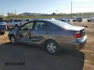 2005 Toyota Camry LE z VIN 4T1BE30KX5U617902, wystawiony jako Copart lot #56540005 z przebiegiem 224 421 mil mil oraz Szkoda całkowita • Salvage title. Historia ofert i sprzedaży dostępna na DreamBid. Obrazek 2.