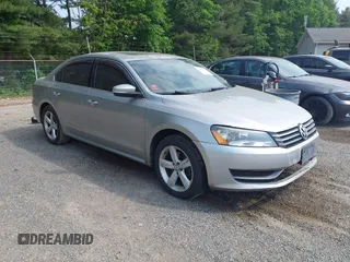 2013 Volkswagen Passat SE z VIN 1VWBP7A37DC116416, wystawiony jako IAAI lot #42401199 z przebiegiem 151 417 mil mil oraz . Historia ofert i sprzedaży dostępna na DreamBid. Obrazek 1.