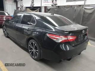 2020 Toyota Camry SE z VIN 4T1G11AK7LU302329, wystawiony jako IAAI lot #42148649 z przebiegiem 46 053 mil mil oraz . Historia ofert i sprzedaży dostępna na DreamBid. Obrazek 3.