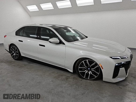 2024 BMW 7 Series 740i xDrive with VIN WBA33EH0XRCS76295, listed as a Copart auction lot 88346485 with 10,423 mi miles and Clean Title. Bid and sale history available at carsss.com. Image 4.