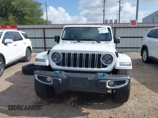 2024 Jeep Wrangler Sahara z VIN 1C4RJXP6XRW249035, wystawiony jako IAAI lot #42441640 z przebiegiem 34 128 mil mil oraz . Historia ofert i sprzedaży dostępna na DreamBid. Obrazek 13.
