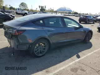 2022 Tesla Model 3 z VIN 5YJ3E1EA2NF318667, wystawiony jako Copart lot #49469145 z przebiegiem 48 242 mil mil oraz Szkoda całkowita • Salvage title. Historia ofert i sprzedaży dostępna na DreamBid. Obrazek 3.