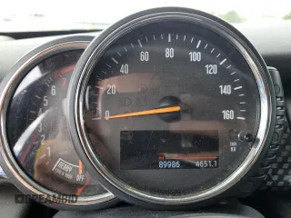 2015 MINI Hardtop 4 Door S z VIN WMWXU3C54F2B57314, wystawiony jako Copart lot #56327705 z przebiegiem 89 986 mil mil oraz Szkody całkowita. Historia ofert i sprzedaży dostępna na DreamBid. Obrazek 9.