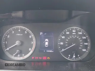 2015 Hyundai Sonata SE z VIN 5NPE24AF4FH245048, wystawiony jako IAAI lot #41774681 z przebiegiem 133 392 mil mil oraz . Historia ofert i sprzedaży dostępna na DreamBid. Obrazek 7.