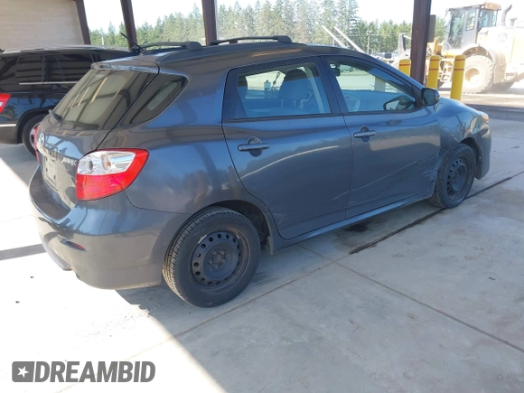 2010 Toyota Matrix z VIN 2T1KU4EE4AC284880, wystawiony jako IAAI lot #42408735 z przebiegiem 140 127 mil mil oraz . Historia ofert i sprzedaży dostępna na DreamBid. Obrazek 4.