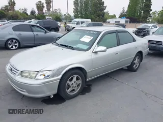 2001 Toyota Camry LE z VIN 4T1BF22K61U126600, wystawiony jako IAAI lot #42175093 z przebiegiem 294 276 mil mil oraz . Historia ofert i sprzedaży dostępna na DreamBid. Obrazek 2.