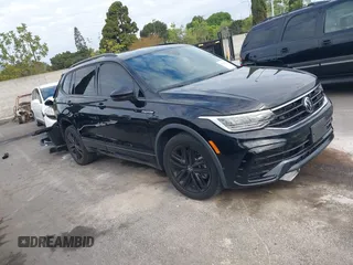 2022 Volkswagen Tiguan SE R-Line Black z VIN 3VVCB7AX6NM165794, wystawiony jako IAAI lot #42057380 z przebiegiem 25 700 mil mil oraz . Historia ofert i sprzedaży dostępna na DreamBid. Obrazek 1.