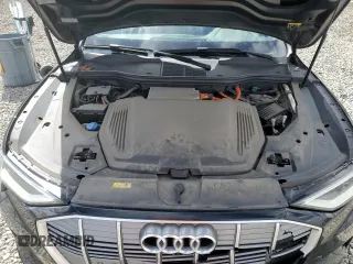 2019 Audi e-tron Premium Plus z VIN WA1LABGE1KB021741, wystawiony jako Copart lot #54774875 z przebiegiem 80 489 mil mil oraz Szkoda całkowita • Salvage title. Historia ofert i sprzedaży dostępna na DreamBid. Obrazek 12.