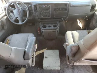 2006 Chevrolet Express Passenger z VIN 1GAHG35U361256706, wystawiony jako Copart lot #53382965 z przebiegiem 235 191 mil mil oraz Tytuł czysty. Historia ofert i sprzedaży dostępna na DreamBid. Obrazek 8.