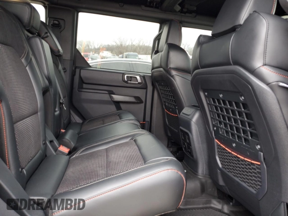 2024 Ford Bronco Raptor z VIN 1FMEE0RR1RLA48137, wystawiony jako Copart lot #87255664 z przebiegiem 1 974 mil mil oraz Szkoda całkowita • Salvage title. Historia ofert i sprzedaży dostępna na DreamBid. Obrazek 10.