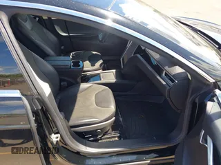 2013 Tesla Model S z VIN 5YJSA1CG0DFP17932, wystawiony jako IAAI lot #42212413 z przebiegiem 76 214 mil mil oraz . Historia ofert i sprzedaży dostępna na DreamBid. Obrazek 5.