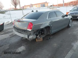 2018 Chrysler 300 Touring z VIN 2C3CCAAG4JH316993, wystawiony jako IAAI lot #41323733 z przebiegiem 59 595 mil mil oraz . Historia ofert i sprzedaży dostępna na DreamBid. Obrazek 4.