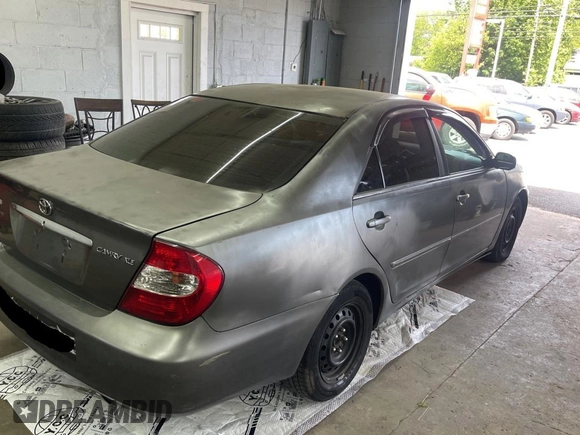 2002 Toyota Camry LE z VIN 4T1BE30K52U542523, wystawiony jako Copart lot #57983805 z przebiegiem 264 137 mil mil oraz Czysty tytuł • Clean title. Historia ofert i sprzedaży dostępna na DreamBid. Obrazek 4.