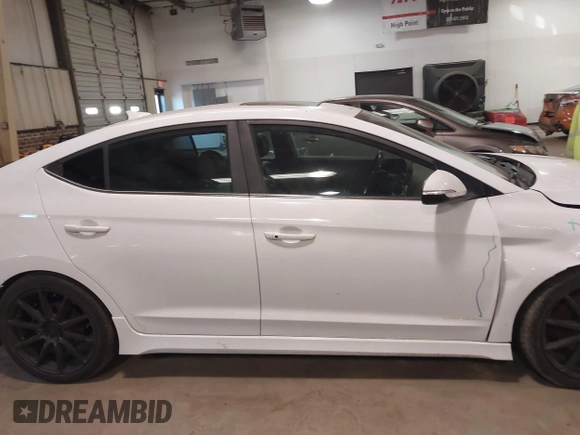 2018 Hyundai Elantra Sport с VIN KMHD04LB9JU505885, выставлен на аукционе IAAI как лот 41350693 с пробегом 155 153 миль миль и . История ставок и продаж доступна на DreamBid. Изображение 13.
