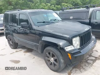 2009 Jeep Liberty Sport z VIN 1J8GP28K49W527859, wystawiony jako IAAI lot #42303957 z przebiegiem 288 873 mil mil oraz . Historia ofert i sprzedaży dostępna na DreamBid. Obrazek 1.