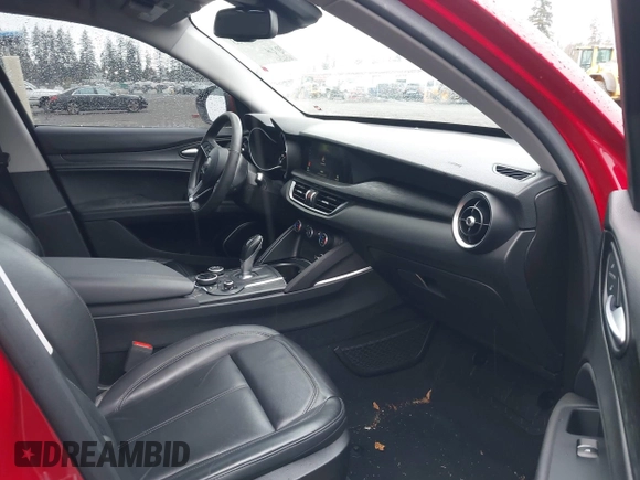 2018 Alfa Romeo Stelvio z VIN ZASFAKAN9J7B75330, wystawiony jako IAAI lot #41923353 z przebiegiem 68 251 mil mil oraz . Historia ofert i sprzedaży dostępna na DreamBid. Obrazek 5.