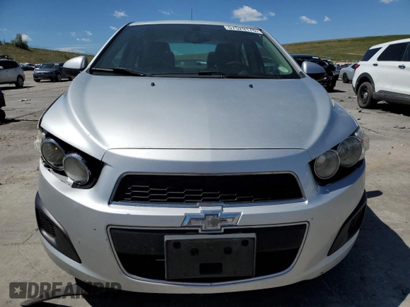 2016 Chevrolet Sonic LS z VIN 1G1JA5SH2G4101568, wystawiony jako Copart lot #57529175 z przebiegiem 56 780 mil mil oraz Szkoda całkowita • Salvage title. Historia ofert i sprzedaży dostępna na DreamBid. Obrazek 5.